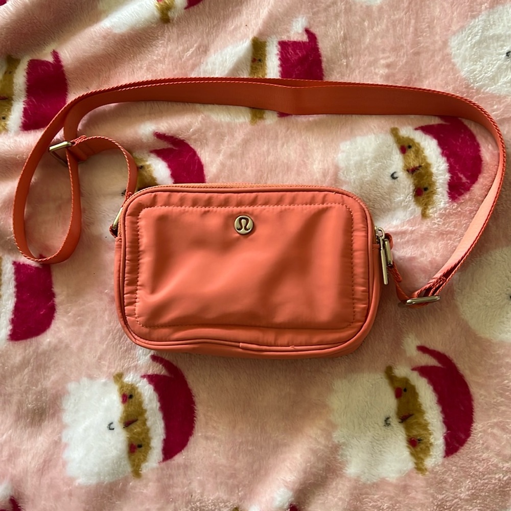 NWOT Lululemon shoulder camera bag